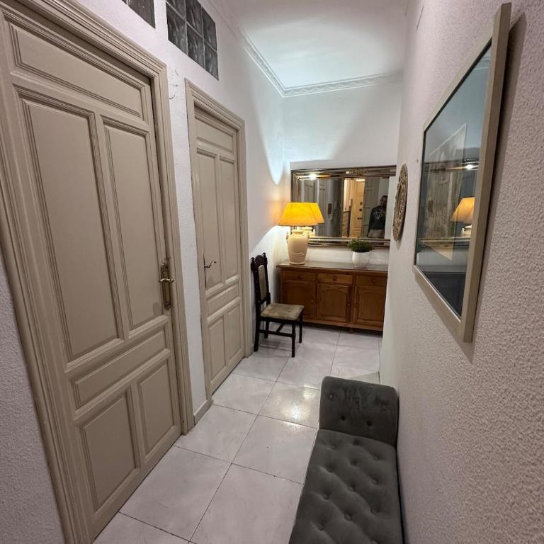 Apartamento grande zona catedral centro - Three-Bedroom Apartment - 84