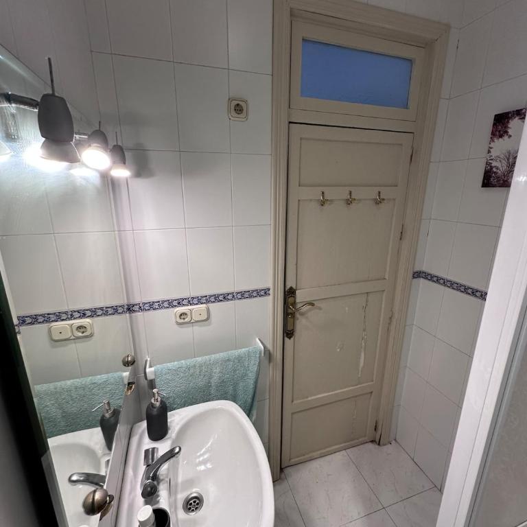 Apartamento grande zona catedral centro - Three-Bedroom Apartment - 85
