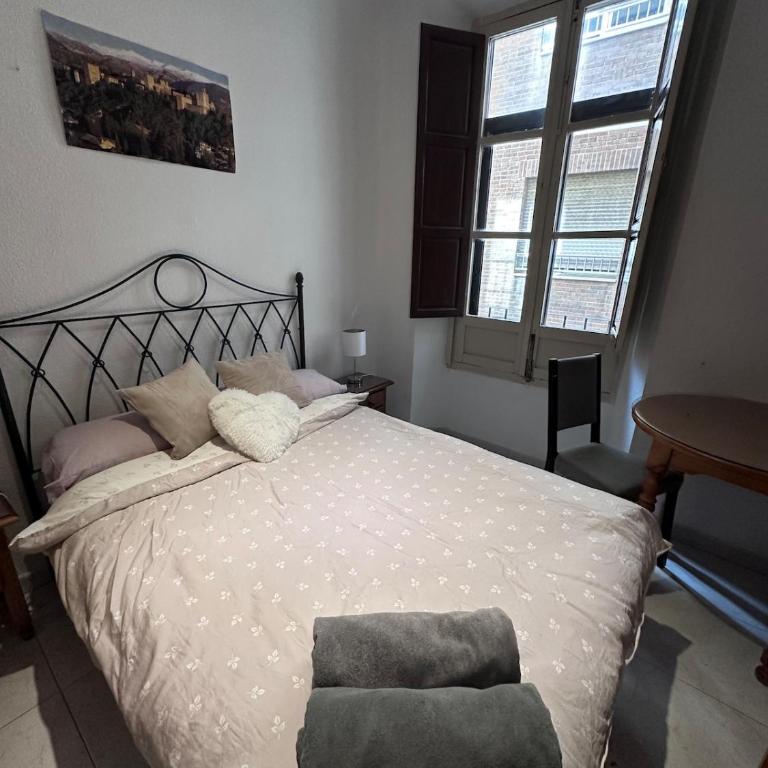 Apartamento grande zona catedral centro - Three-Bedroom Apartment - 86