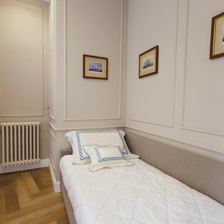 Marcora 6r luxury living apartment in Brera - 15min walk to Duomo - Two-Bedroom Apartment with Balcony - 19