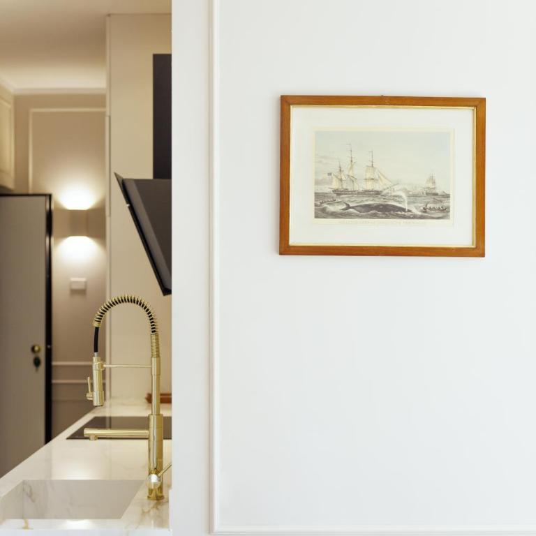 Marcora 6r luxury living apartment in Brera - 15min walk to Duomo - Two-Bedroom Apartment with Balcony - 20