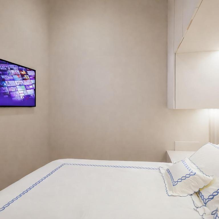 Marcora 6r luxury living apartment in Brera - 15min walk to Duomo - Two-Bedroom Apartment with Balcony - 24
