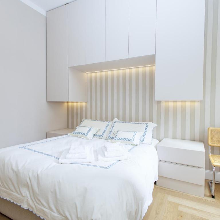 Marcora 6r luxury living apartment in Brera - 15min walk to Duomo - Two-Bedroom Apartment with Balcony - 21