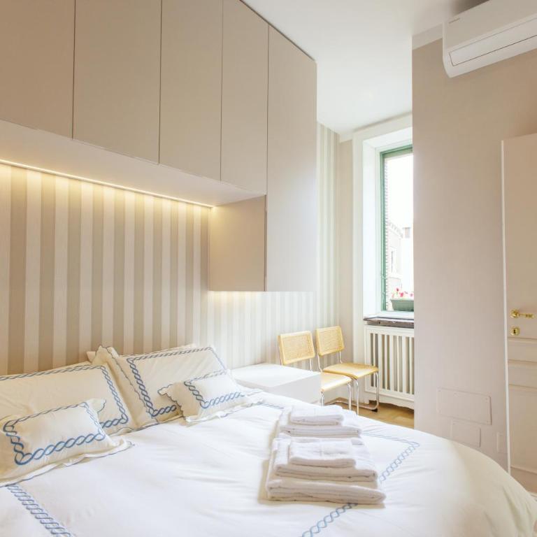 Marcora 6r luxury living apartment in Brera - 15min walk to Duomo - Two-Bedroom Apartment with Balcony - 2