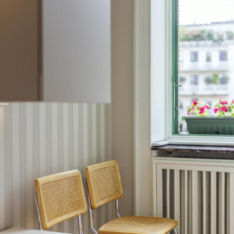 Marcora 6r luxury living apartment in Brera - 15min walk to Duomo - Two-Bedroom Apartment with Balcony - 17