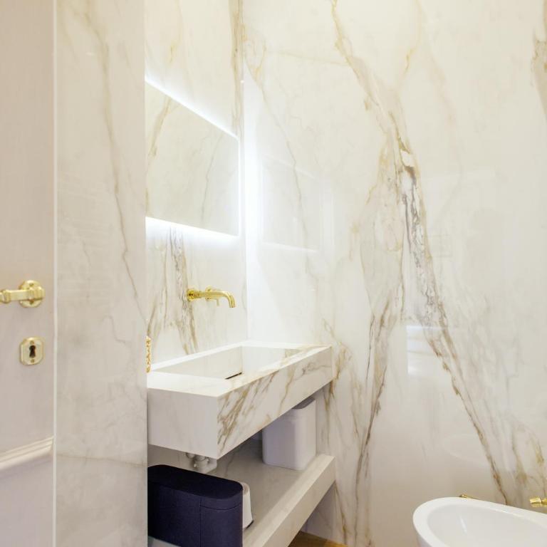 Marcora 6r luxury living apartment in Brera - 15min walk to Duomo - Two-Bedroom Apartment with Balcony - 29