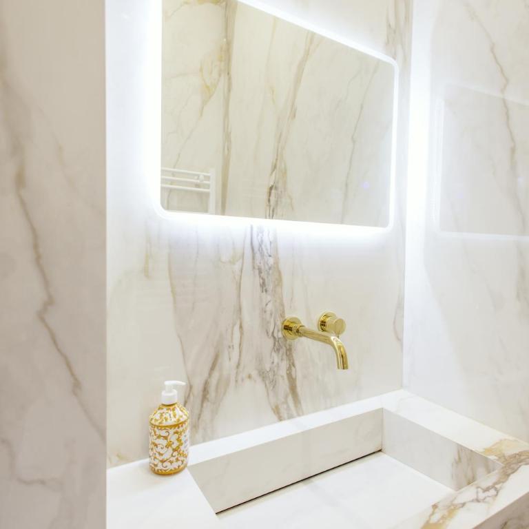 Marcora 6r luxury living apartment in Brera - 15min walk to Duomo - Two-Bedroom Apartment with Balcony - 30