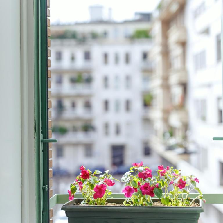 Marcora 6r luxury living apartment in Brera - 15min walk to Duomo - Two-Bedroom Apartment with Balcony - 27
