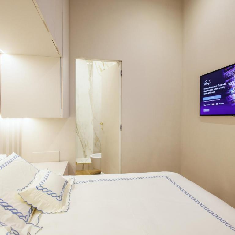 Marcora 6r luxury living apartment in Brera - 15min walk to Duomo - Two-Bedroom Apartment with Balcony - 8