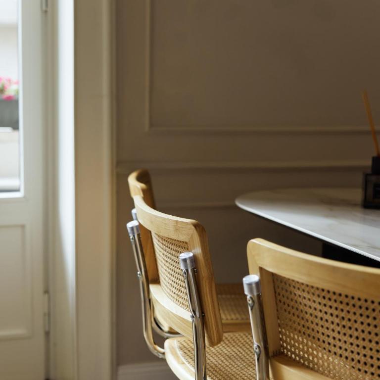 Marcora 6r luxury living apartment in Brera - 15min walk to Duomo - Two-Bedroom Apartment with Balcony - 40