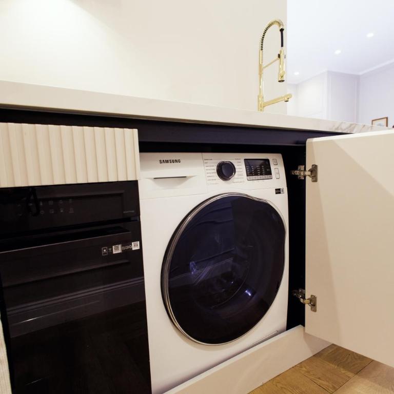 Marcora 6r luxury living apartment in Brera - 15min walk to Duomo - Two-Bedroom Apartment with Balcony - 12