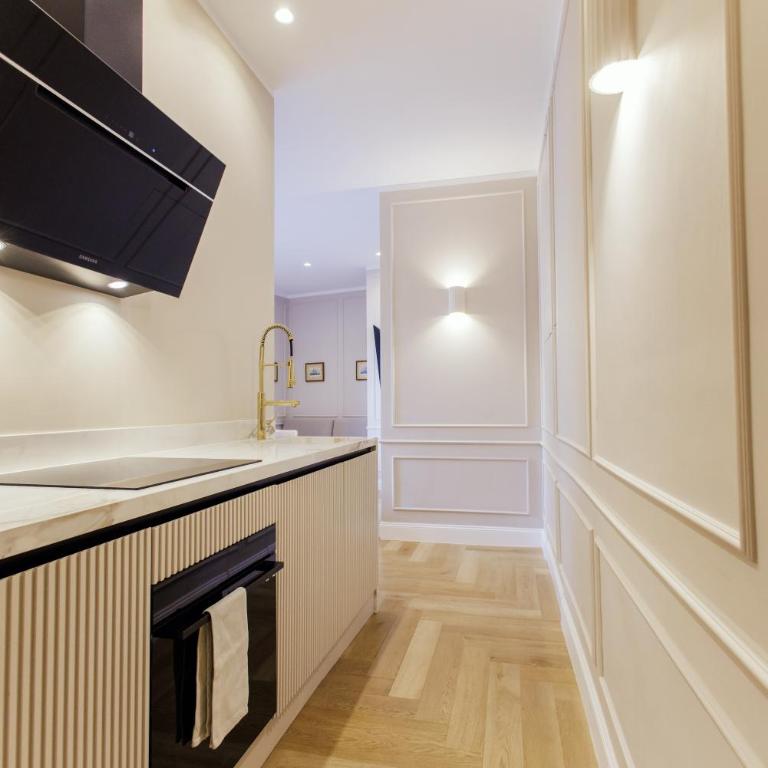 Marcora 6r luxury living apartment in Brera - 15min walk to Duomo - Two-Bedroom Apartment with Balcony - 7