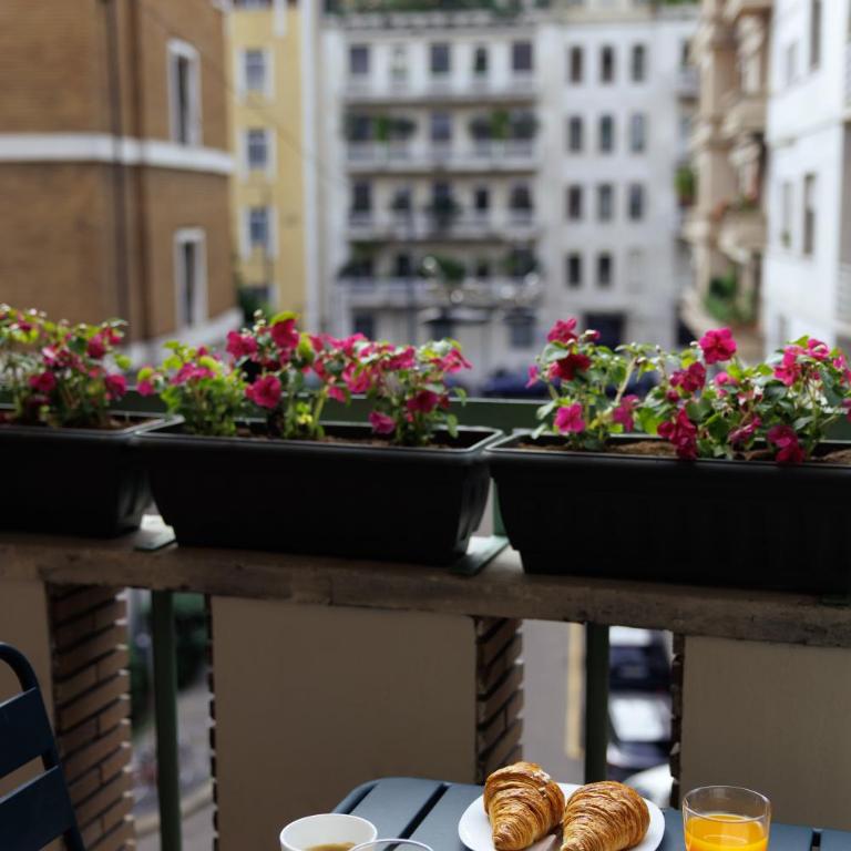 Marcora 6r luxury living apartment in Brera - 15min walk to Duomo - Two-Bedroom Apartment with Balcony - 47