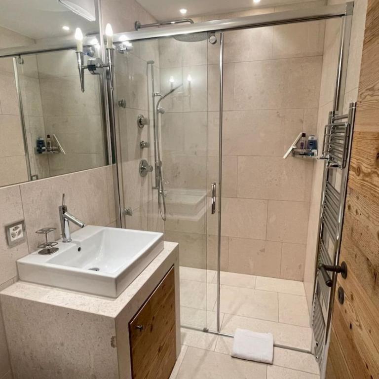 Elegant apartment in Flims close to Lake Caumasee - Apartment - 8