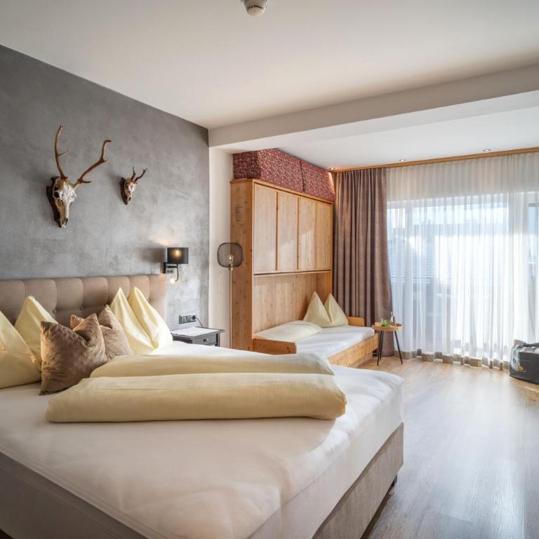 Das Sonnleiten Ski- und Motorradhotel Bruck im Zillertal - Doppel-/Zweibettzimmer mit Balkon - 2