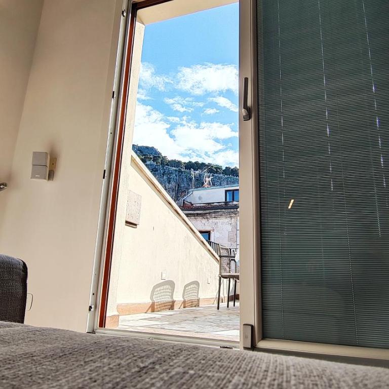 Luxury House - Appartamento con 2 Camere da Letto e Balcone - 72