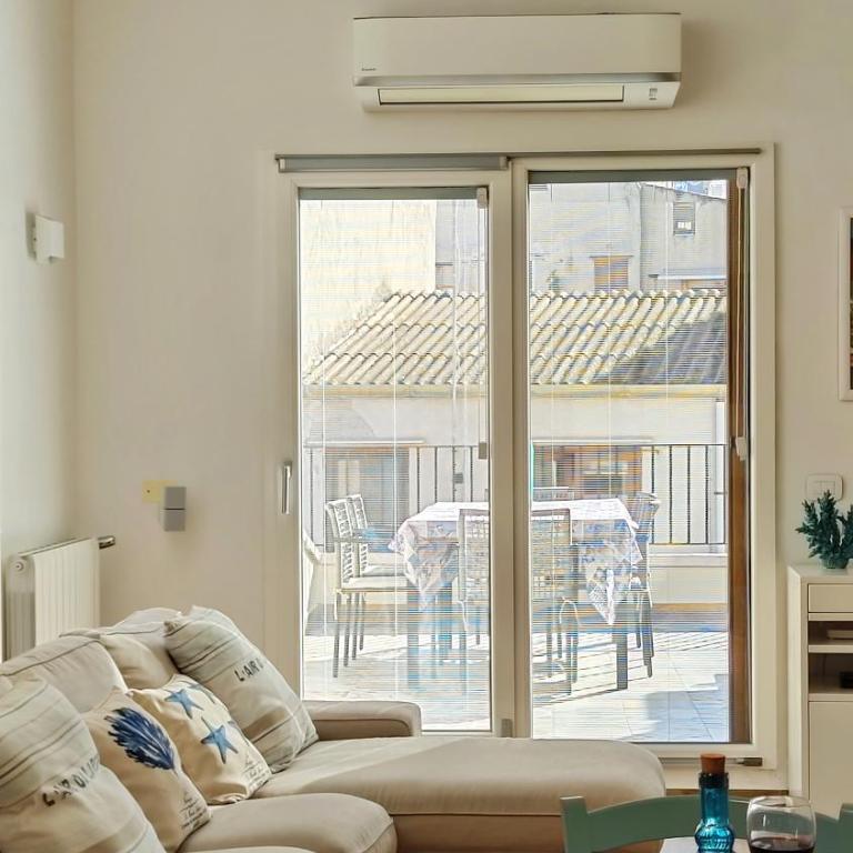 Luxury House - Appartamento con 2 Camere da Letto e Balcone - 89
