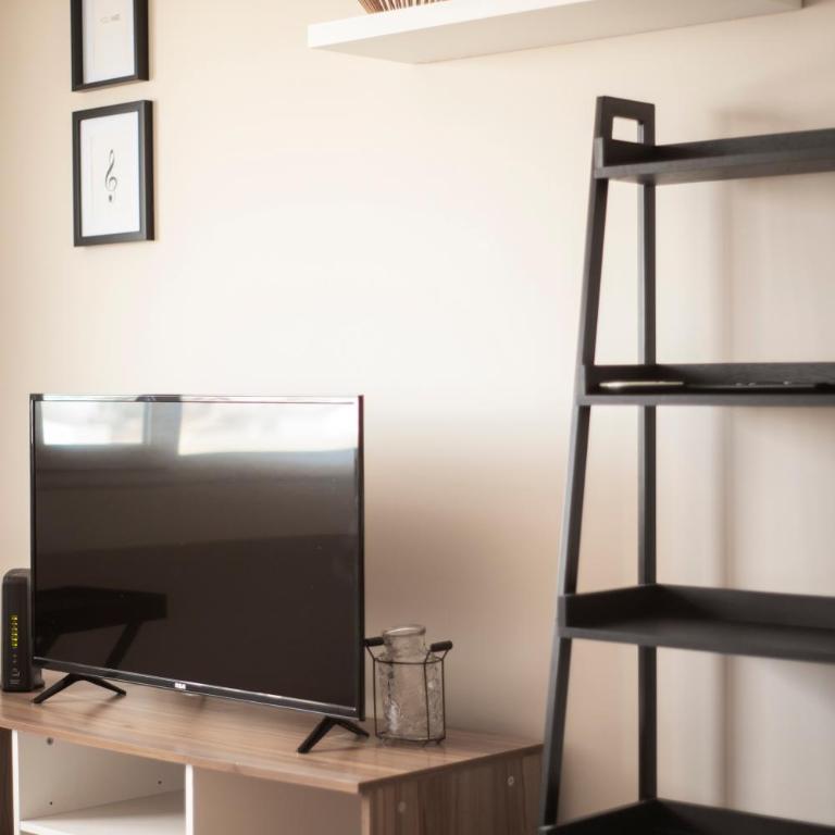 Departamentos amplios y luminosos en zona Leloir - Apartamento Superior de 1 dormitorio - 3