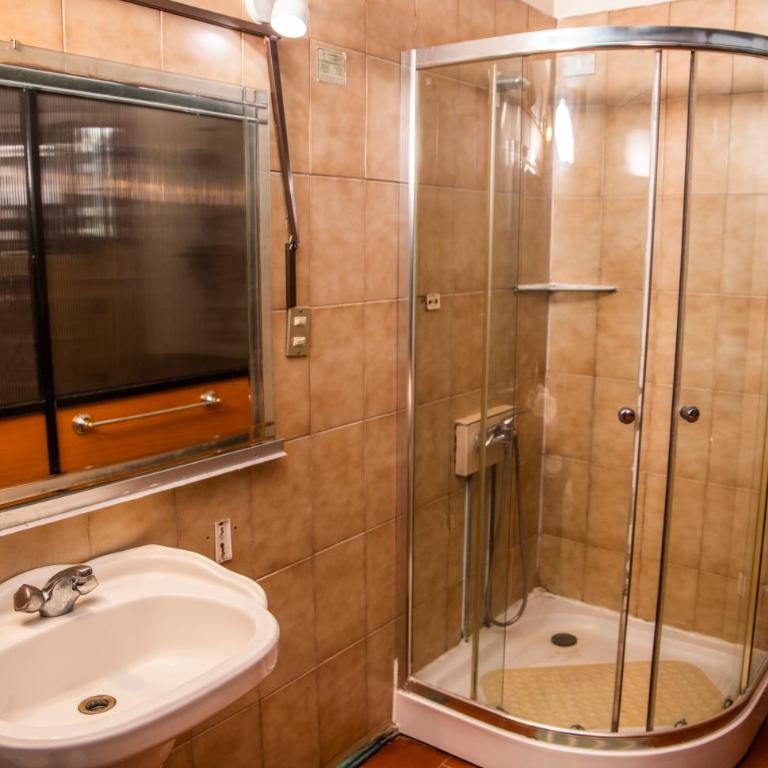 Hotel La Castellana - Habitación Doble con baño privado - 9