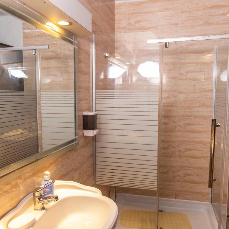 Hotel La Castellana - Habitación Doble con baño privado - 13