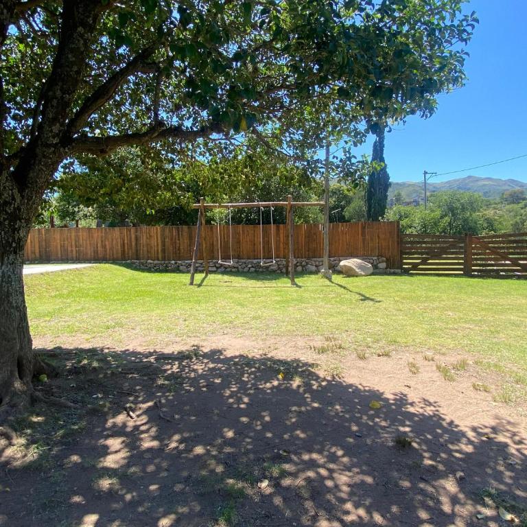 Aquellos Diaz- Cabaña con vista a las Sierras - Pileta - Wifi - Cochera techada - Pet Friendly - Two-Bedroom House - 4