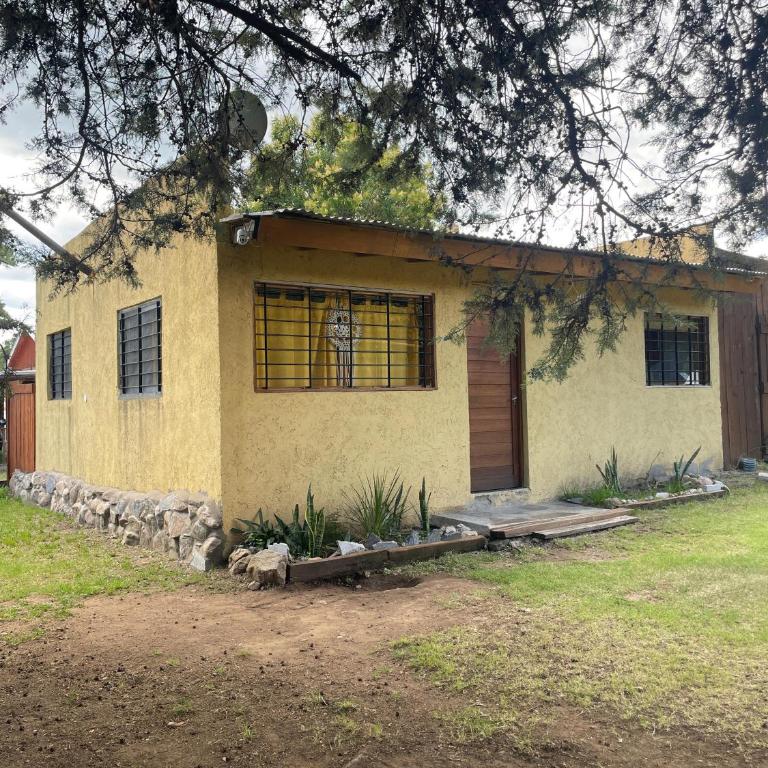 Aquellos Diaz- Cabaña con vista a las Sierras - Pileta - Wifi - Cochera techada - Pet Friendly - Two-Bedroom House - 2