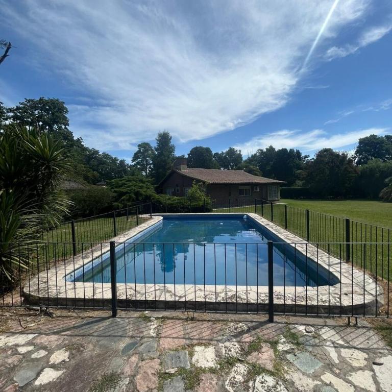 Casa Quinta con pileta y parque en Barrio Cerrado - Villa de 3 dormitorios - 1