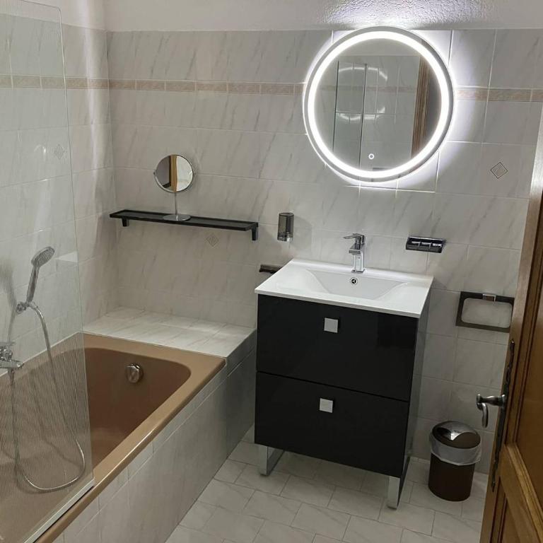 Villa moderne 3 chambres avec piscine et climatisation - FR-1-768-131 - Villa - 4