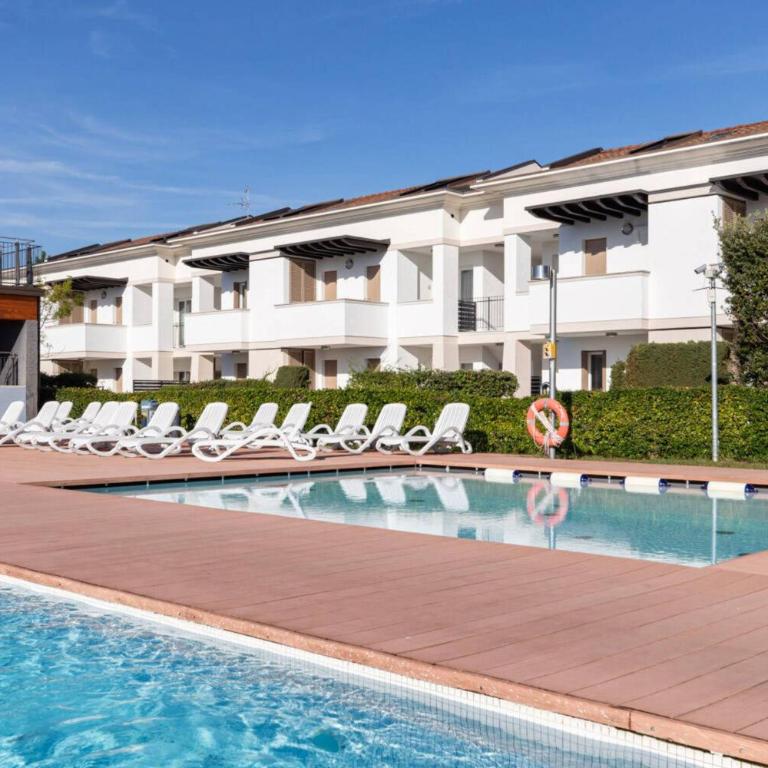 Pool-view flat with fenced garden - Appartement - 26