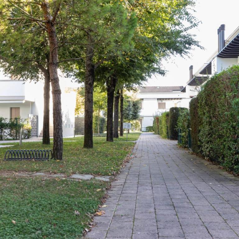 Pool-view flat with fenced garden - Appartement - 24