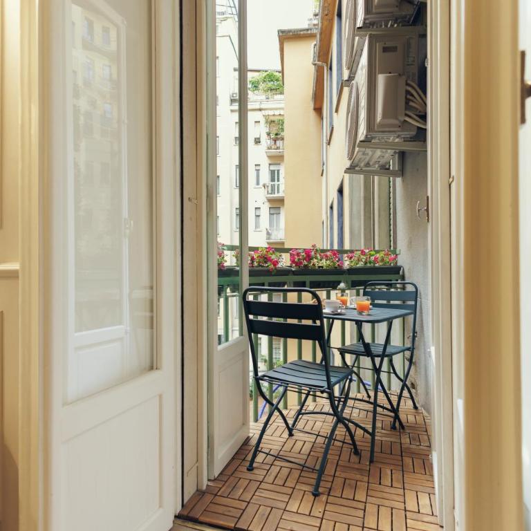 Marcora 6t luxury living apartment in Brera - 15min walk to Duomo - Two-Bedroom Apartment with Balcony - 27