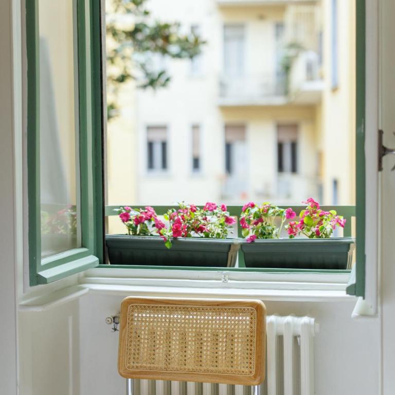 Marcora 6t luxury living apartment in Brera - 15min walk to Duomo - Two-Bedroom Apartment with Balcony - 23