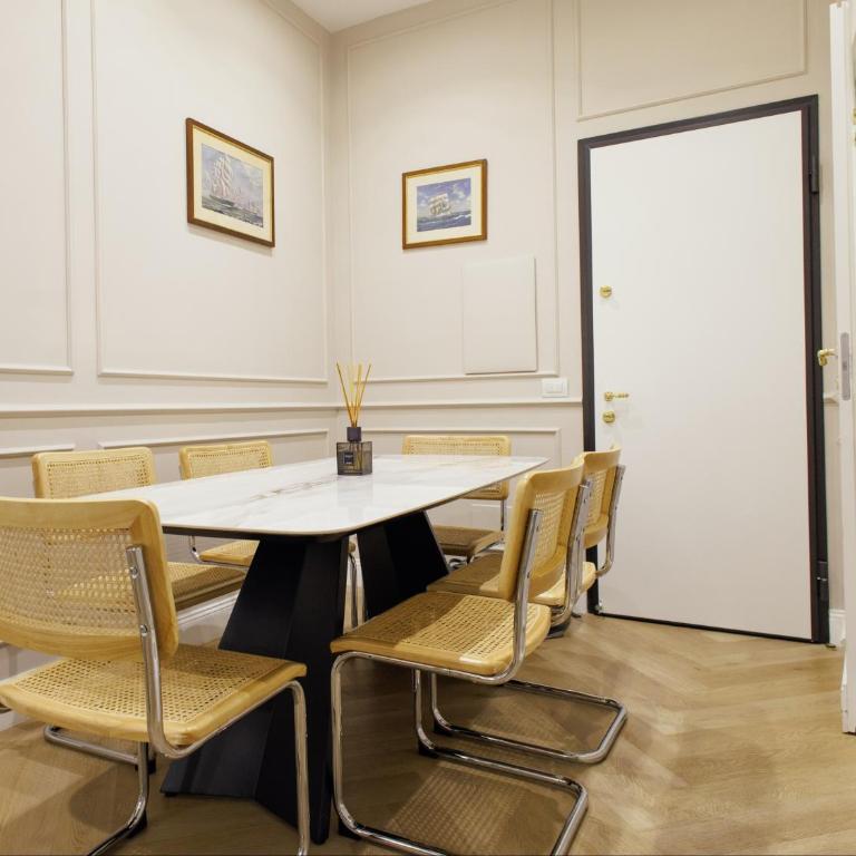 Marcora 6t luxury living apartment in Brera - 15min walk to Duomo - Two-Bedroom Apartment with Balcony - 24