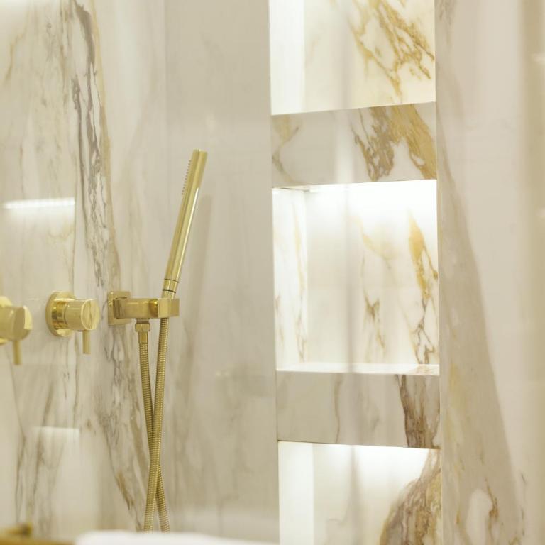 Marcora 6t luxury living apartment in Brera - 15min walk to Duomo - Two-Bedroom Apartment with Balcony - 35