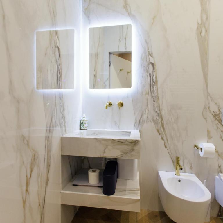 Marcora 6t luxury living apartment in Brera - 15min walk to Duomo - Two-Bedroom Apartment with Balcony - 32