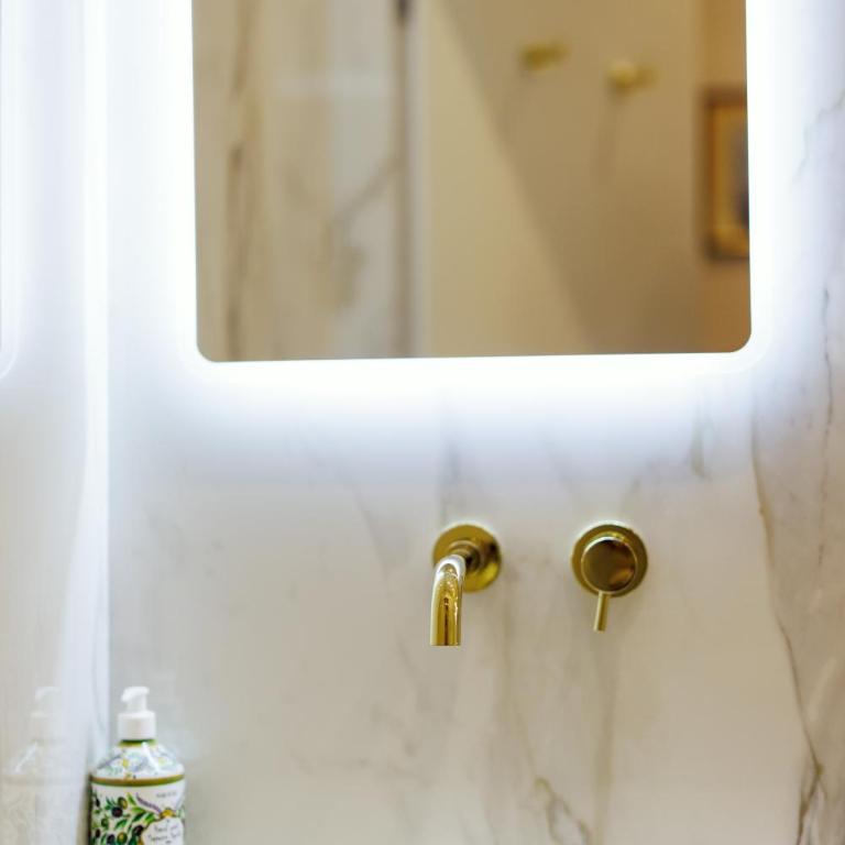 Marcora 6t luxury living apartment in Brera - 15min walk to Duomo - Two-Bedroom Apartment with Balcony - 33