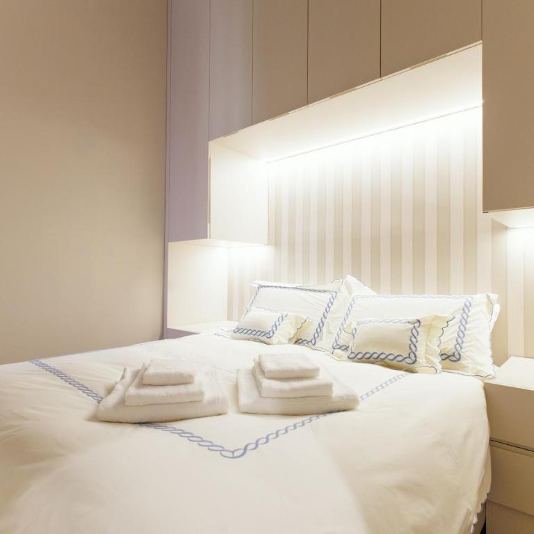 Marcora 6t luxury living apartment in Brera - 15min walk to Duomo - Two-Bedroom Apartment with Balcony - 39
