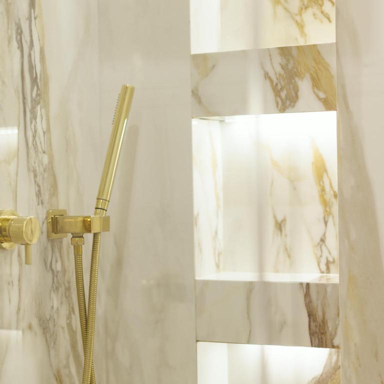 Marcora 6t luxury living apartment in Brera - 15min walk to Duomo - Two-Bedroom Apartment with Balcony - 48