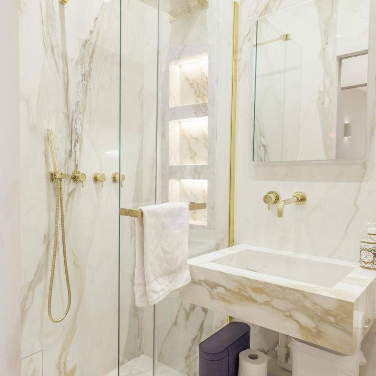 Marcora 6t luxury living apartment in Brera - 15min walk to Duomo - Two-Bedroom Apartment with Balcony - 13
