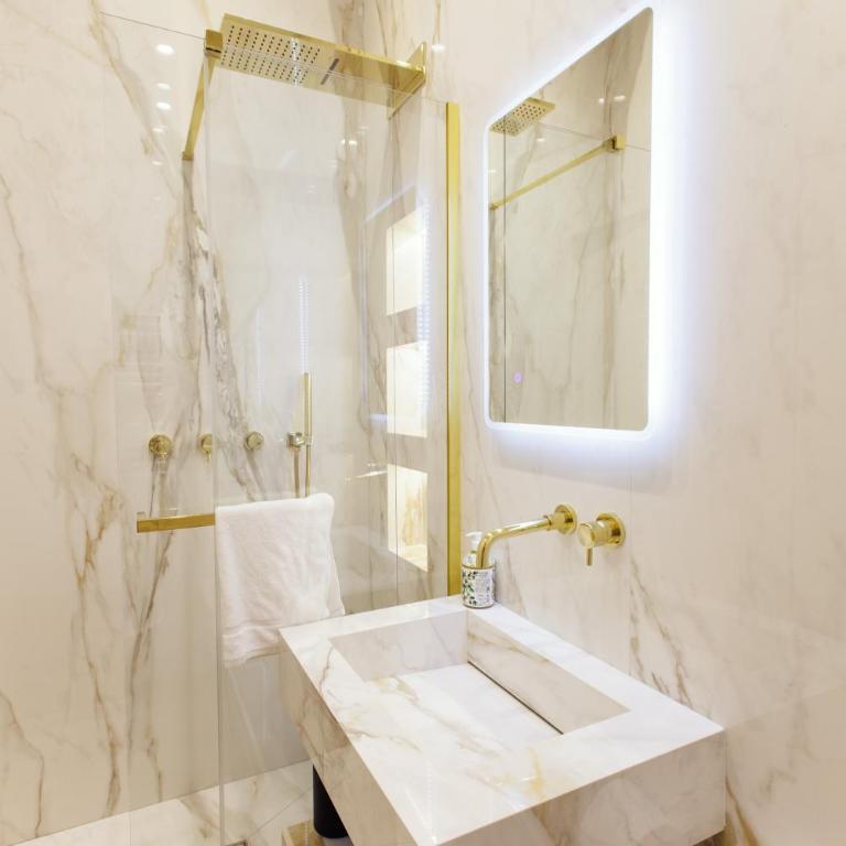 Marcora 6t luxury living apartment in Brera - 15min walk to Duomo - Two-Bedroom Apartment with Balcony - 44