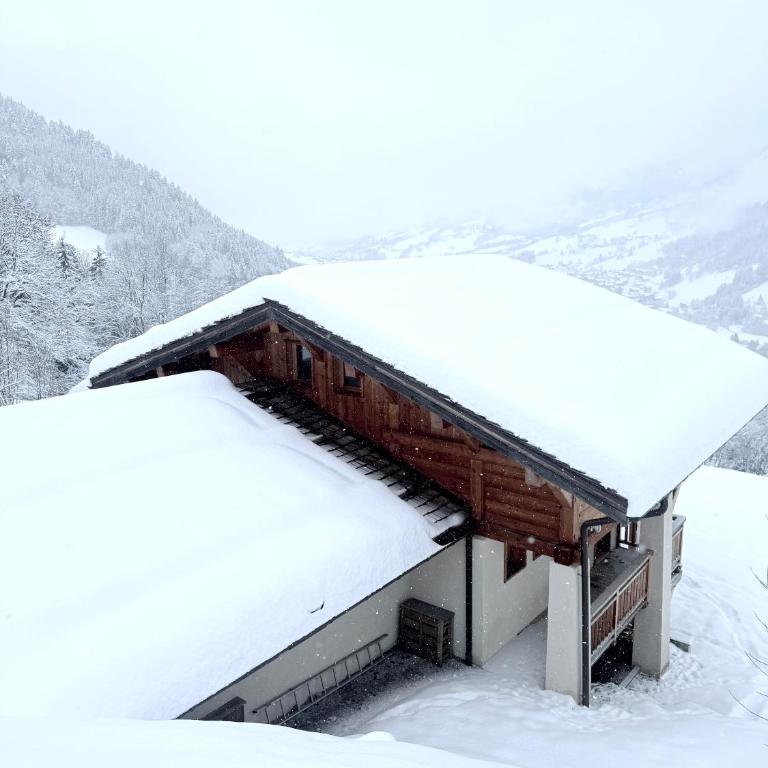 Luxury Megève Chalet, sleeps 8 with Mountain Views and Jacuzzi - Chalet - 4