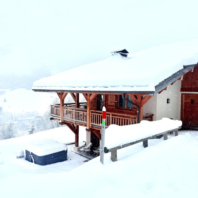 Luxury Megève Chalet, sleeps 8 with Mountain Views and Jacuzzi - Chalet - 3