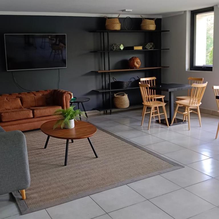Amplio y cómodo departamento , parking y piscina incluidos - Two-Bedroom Apartment - 25