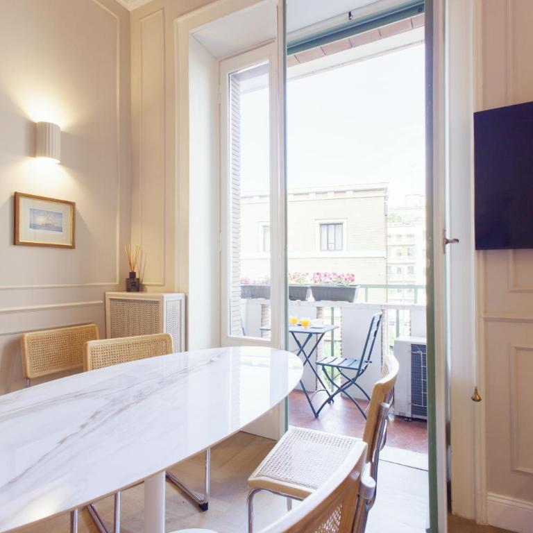 Marcora 6v luxury living apartment in Brera - 15min walk to Duomo - Appartamento con 2 Camere da Letto e Balcone - 26