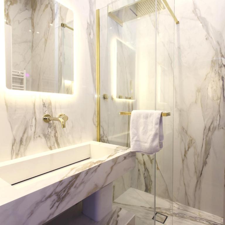 Marcora 6v luxury living apartment in Brera - 15min walk to Duomo - Appartamento con 2 Camere da Letto e Balcone - 10