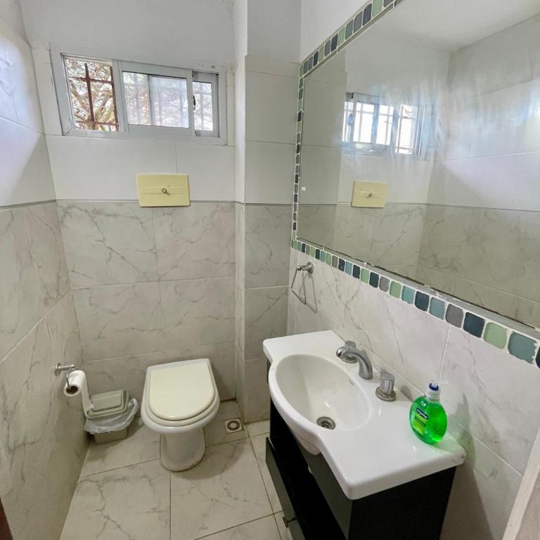Hermosa casa recién renovada a cuadras del mar - Casa de 3 dormitorios - 10
