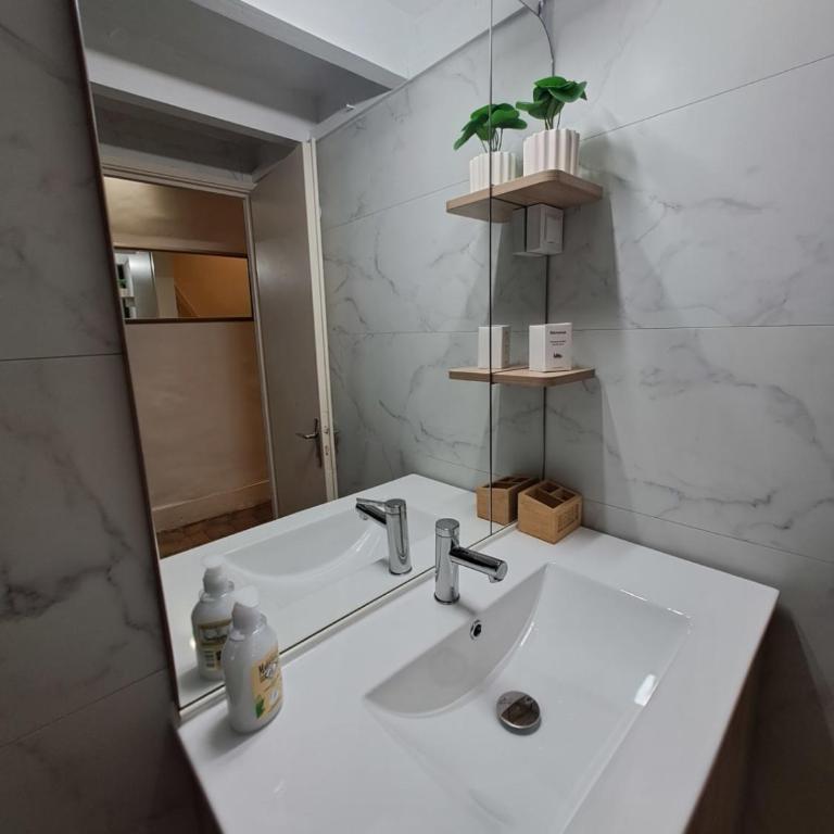 Spacious studio completely renovated right in the city center - Apartamento - 24