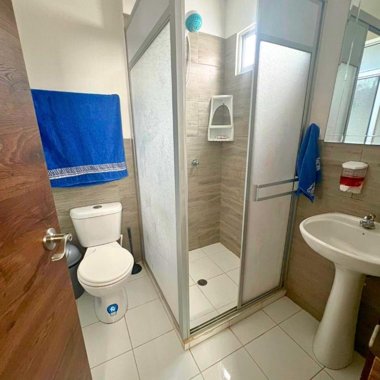 Casa Familiar a Pasos del Mar Playa y Felicidad - Three-Bedroom House - 68