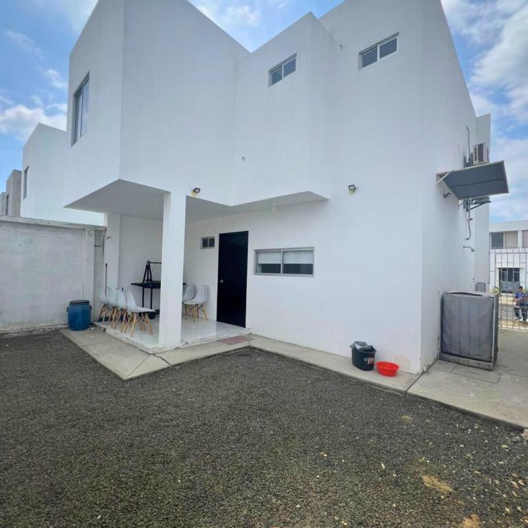 Casa Familiar a Pasos del Mar Playa y Felicidad - Three-Bedroom House - 70