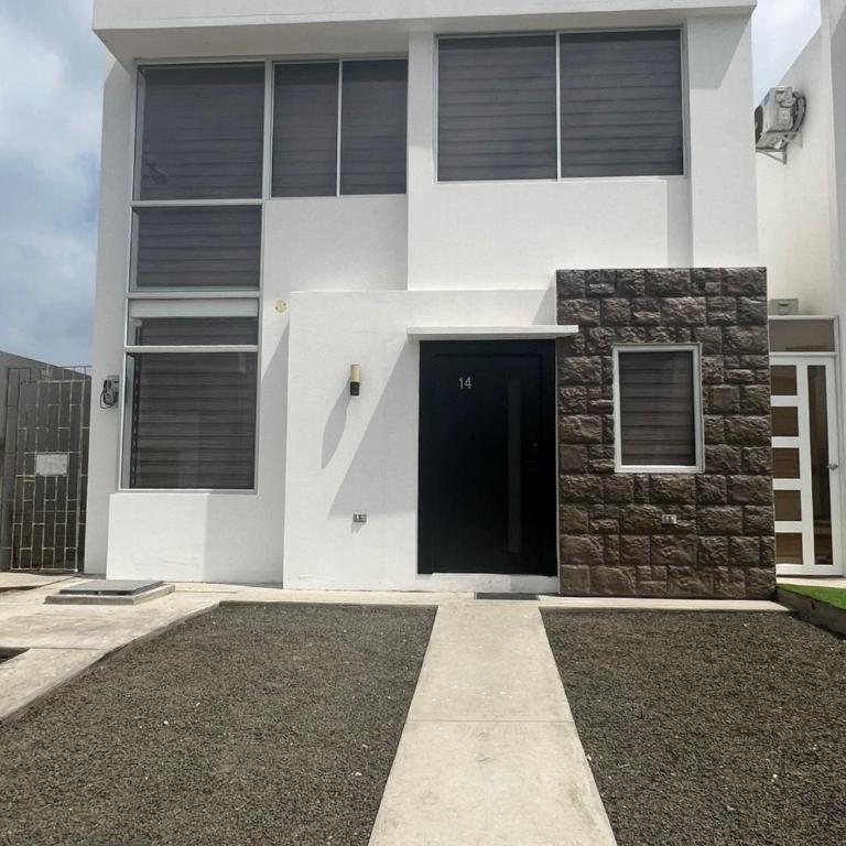Casa Familiar a Pasos del Mar Playa y Felicidad - Three-Bedroom House - 75